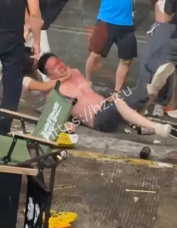 上演街头拳王争霸赛