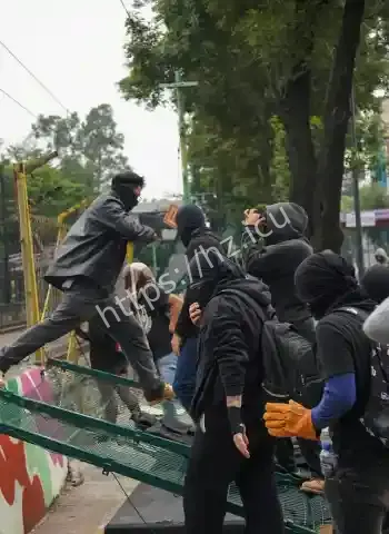 球迷遭飞车党枪顶脑门