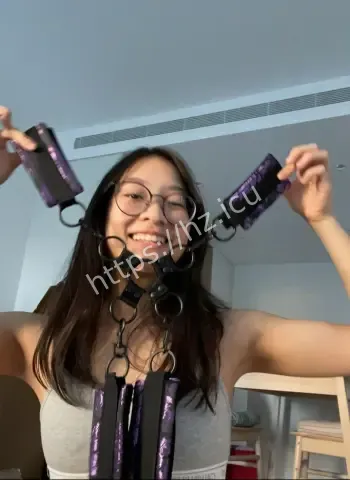 越南裔丰满眼镜美女