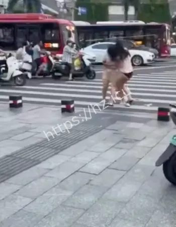 两女子街头打架