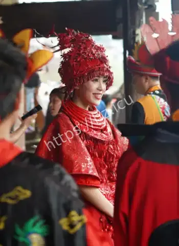 女孩每晚梦醒喜服诡异穿在身上
