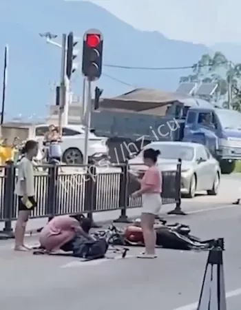 卷入摩托车